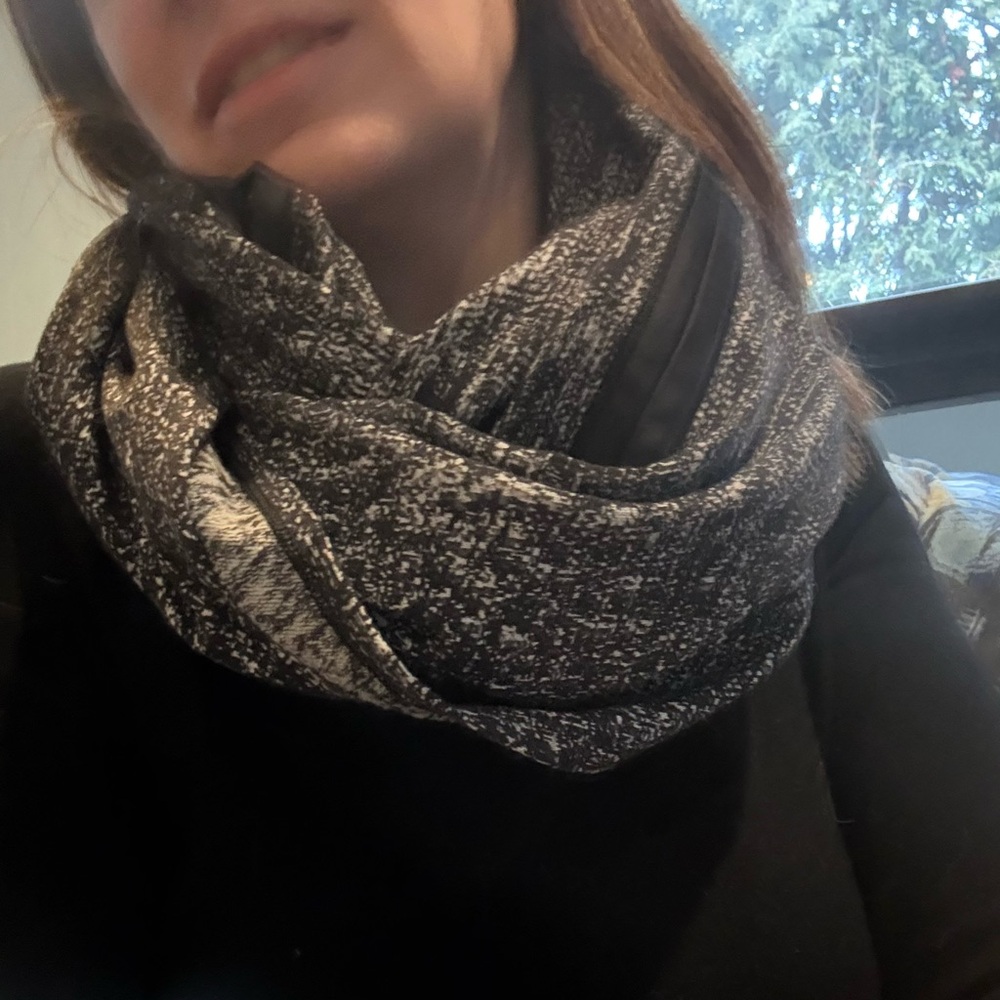 Lululemon athletica ‘Vinyssa’ Black and White speckled infinity Scarf!